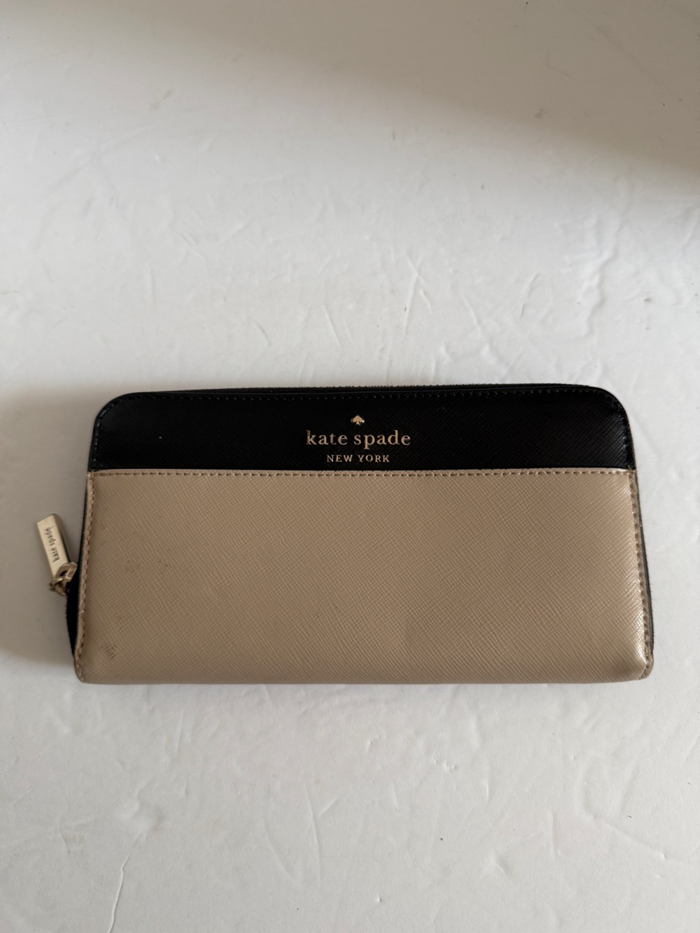 kate spade beige and black zip wallet Purse with gold hardware